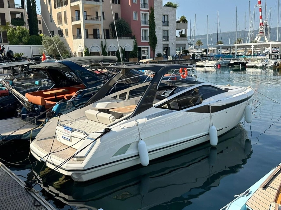 2023, Fairline, F33